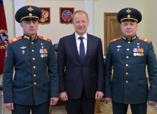 Герои России Константин Молчанов и Виталий Зикратьев рассказали Губернатору Виктору Томенко подробности боевой операции, за участие в которой удостоены высокого звания