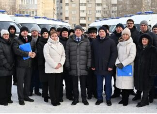 Губернатор Алтайского края Виктор Томенко вручил ключи от автомобилей скорой медицинской помощи медорганизациям региона